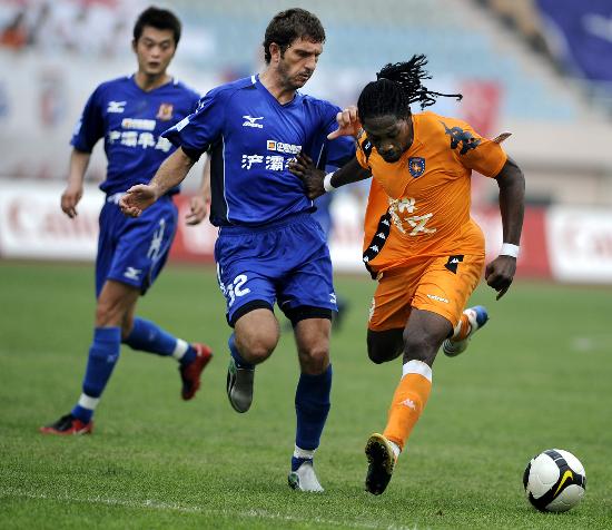 [德甲]吉滕斯闪开防守 右脚兜射扩大比分